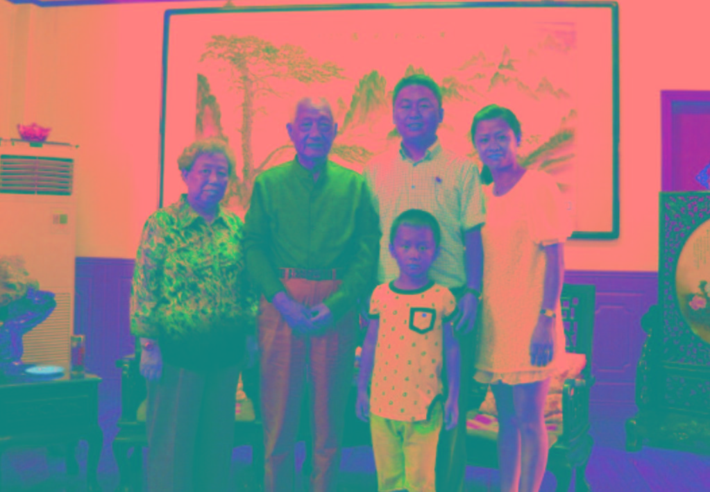 與原南京軍區(qū)政委方祖岐上將夫婦合影留念。